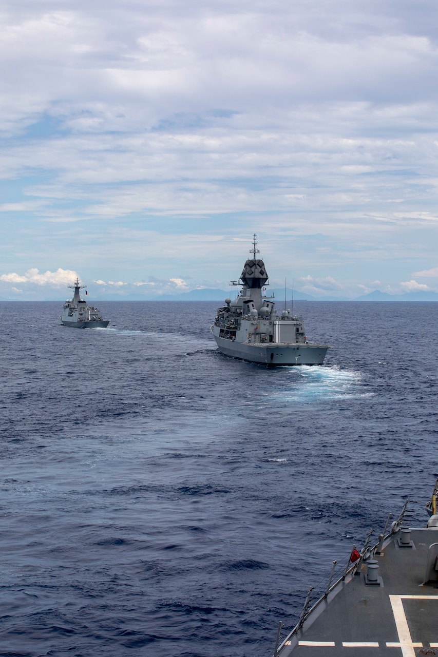 The Philippine Navy Jose Rizal-class guided-missile frigate BRP Jose Rizal (FF-150) and Royal Australian Navy Anzac-class frigate HMAS Ballarat (FFH 155) sail in formation with Arleigh Burke-class guided-missile destroyer USS Fitzgerald (DDG 62) during a maritime cooperative activity (MCA) in the Philippines’ exclusive economic zone (EEZ), Oct. 31, 2025.