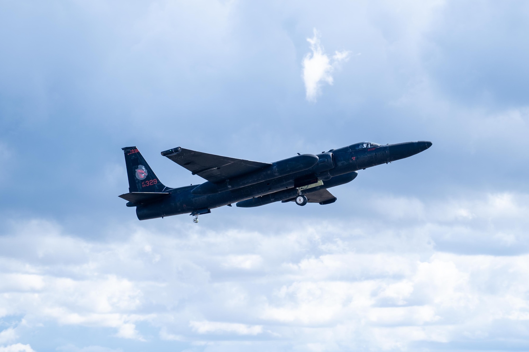 A U-2 Dragon Lady climbs into the sky