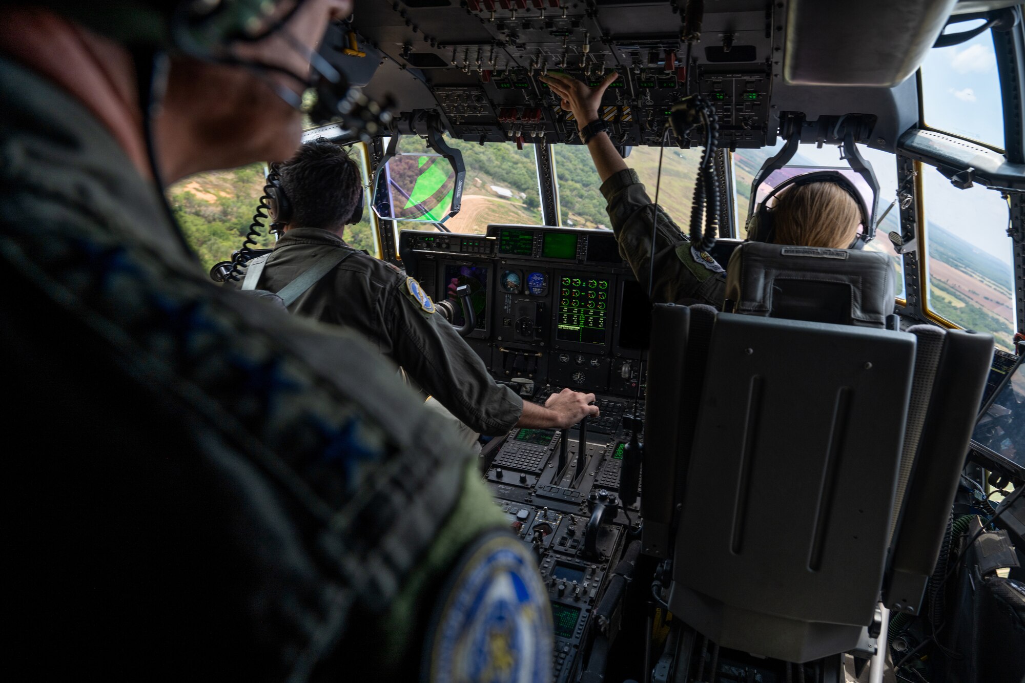 U.S. Air Force Maj. Cason “Koba” Soat, 40th Airlift Squadron director of operations, and Capt. Shannon “Chop” Hunter, 39th AS pilot, demonstrate C-130J Super Hercules maneuvers to Gen. Johnny Lamontagne, Air Mobility Command commander at Dyess Air Force Base, Texas, Aug. 26, 2025. Lamontagne also received demonstrations of Link 16, Starlink, and a hot-pit refuel with concurrent servicing. (U.S. Air Force photo by Senior Airman Jade M. Caldwell)