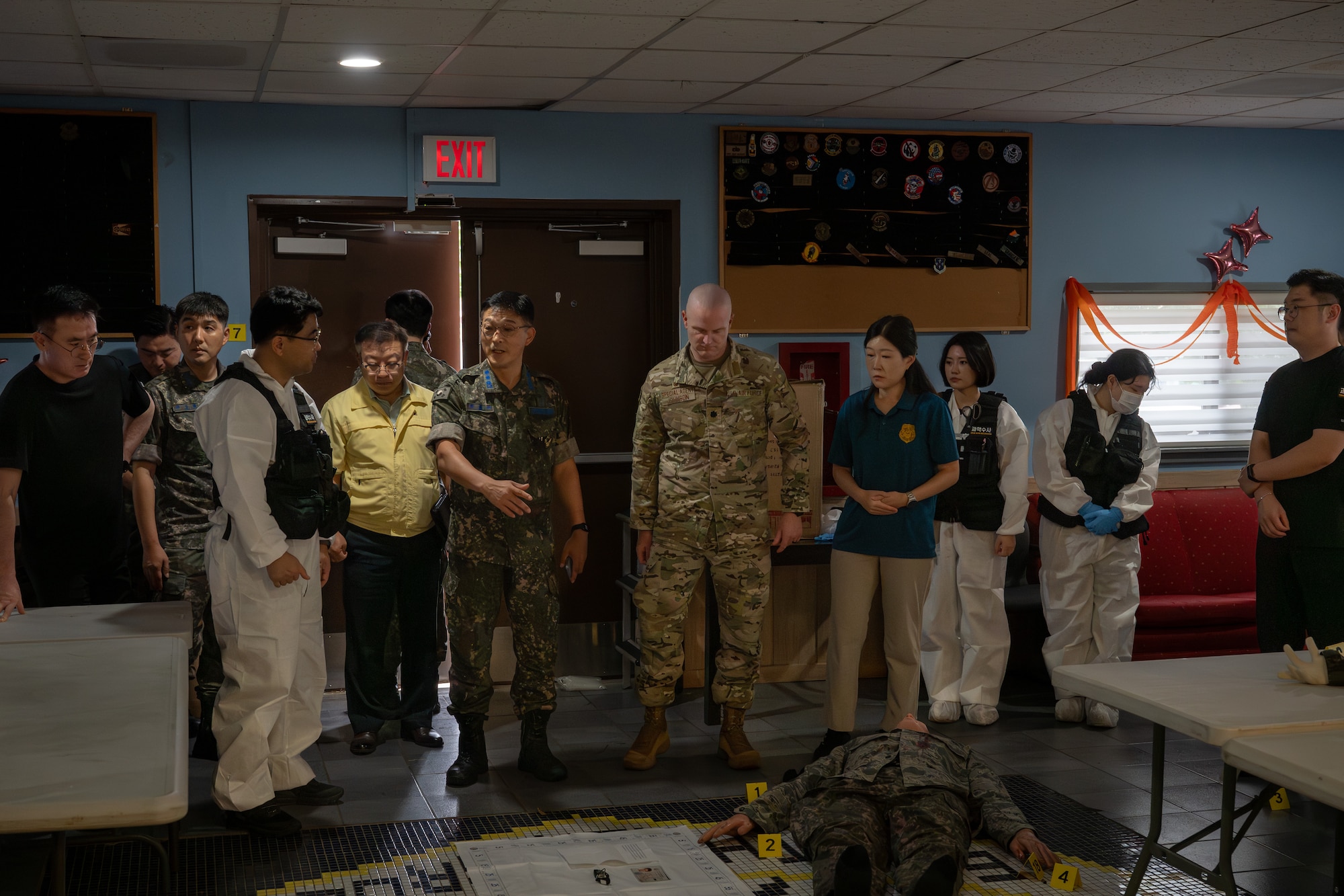 U.S. and ROK leadership debrief a training scenario.