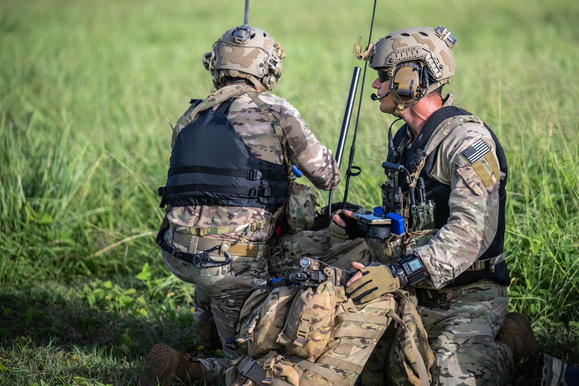 U.S. Air Force special tactics Airmen from the Kentucky Air National Guard’s 123rd Airlift Wing establish air traffic control at Henry E. Rohlsen Airport near Christiansted in St. Croix, U.S. Virgin Islands, Aug. 26, 2025 as part of Emerald Warrior 25.2, a large-scale special operations exercise being staged in multiple locations by Air Force Special Operations Command. The Airmen are among a group of combat controllers and pararescuemen who parachuted into the airfield minutes earlier from a Kentucky Air Guard C-130J Super Hercules. (U.S. Air National Guard photo by Dale Greer)