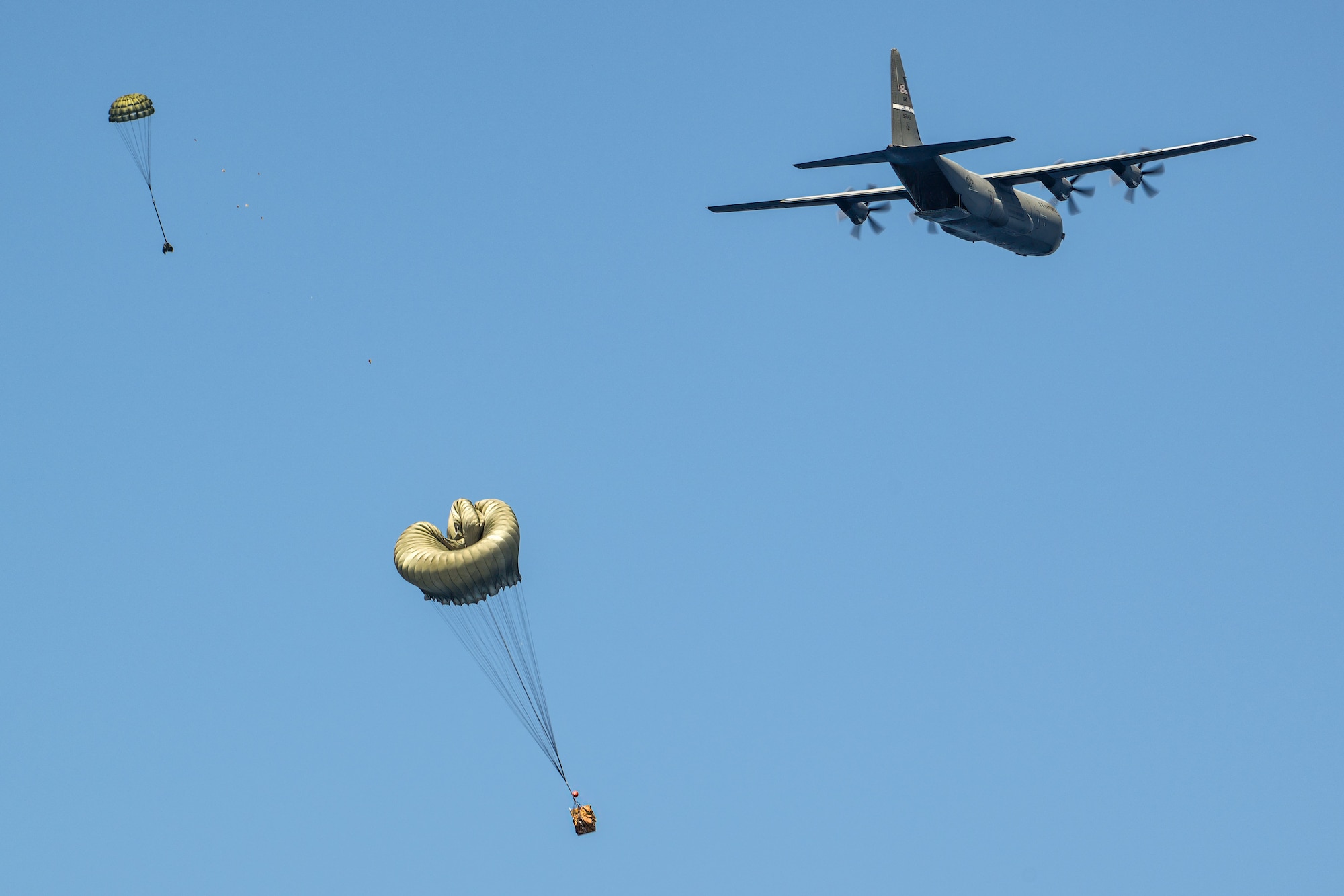 A U.S. Air Force C-130J Super Hercules from the Kentucky Air National Guard’s 123rd Airlift Wing deploys an inflatable boat and survival gear into the Caribbean Sea following a simulated place crash off the coast of St. Croix, U.S. Virgin Islands, Aug. 29, 2025 as part of Emerald Warrior 25.2, a large-scale special operations exercise staged in multiple locations by Air Force Special Operations Command. St. Croix provides an ideal environment for testing littoral and maritime capabilities, simulating many of the geographic features that Airmen may encounter when deployed around the world to project air power in unfamiliar or contested environments. (U.S. Air National Guard photo by Dale Greer)