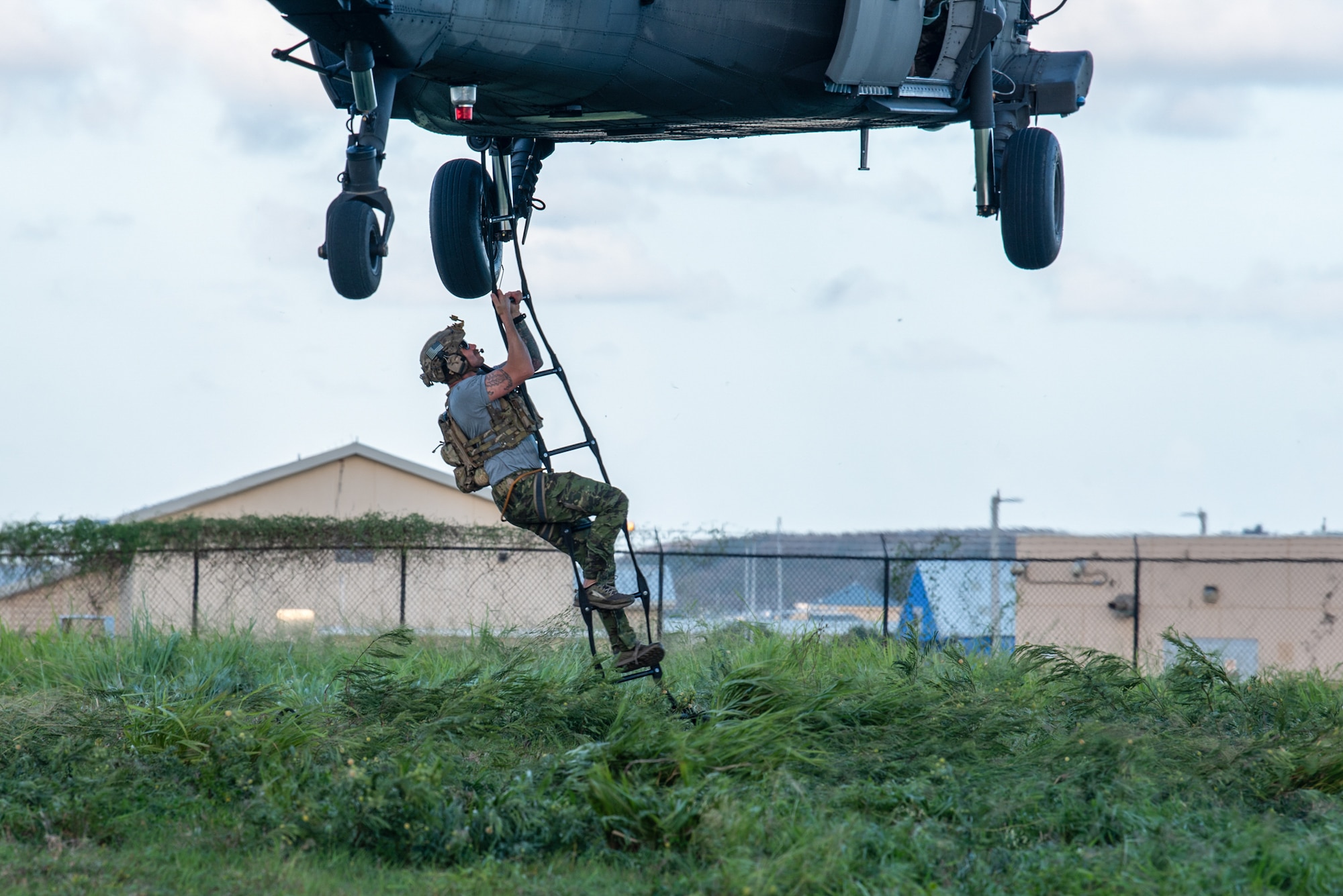 A U.S. Air Force special tactics Airman from the Kentucky Air National Guard’s 123rd Airlift Wing conducts exfil operations from a Mississippi Army National Guard UH-60 Black Hawk on the island of St. Croix, U.S. Virgin Islands, Aug. 27, 2025 as part of Emerald Warrior 25.2, a large-scale special operations exercise staged in multiple locations by Air Force Special Operations Command. St. Croix provides an ideal environment for testing the unit’s littoral and maritime capabilities, simulating many of the geographic features that special operators may encounter when deployed around the world to project air power in unfamiliar or contested environments. (U.S. Air National Guard photo by Phil Speck)