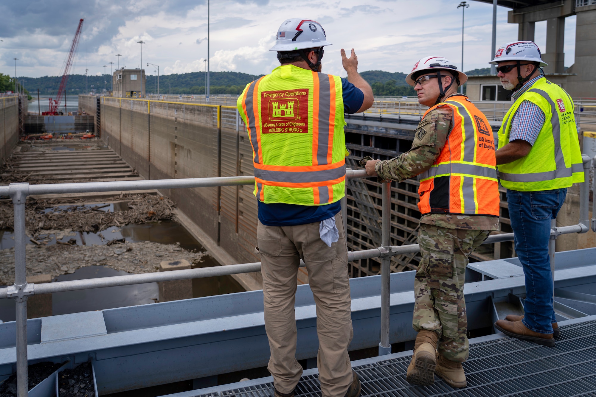 Earlier this month, U.S. Army Corps of Engineers Command Sgt. Maj. Douglas Galick visited the Louisville District, touring several key projects in the area, Aug. 12, 2025.

The day began with an overview of the district’s diverse missions, followed by a visit to McAlpine Locks and Dam in Louisville, Kentucky, where Galick received a site tour of the facility and observed daily operations that keep commerce moving on the Ohio River.