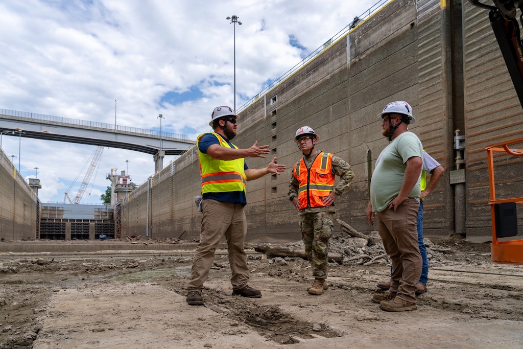 USACE Command Sgt. Major Douglas Galick visits the Markland Locks and Dam, Aug. 12, 2025 in Warsaw Kentucky.

Galick visited several key projects in the Louisville District and met with military and civilian personnel during his trip.
