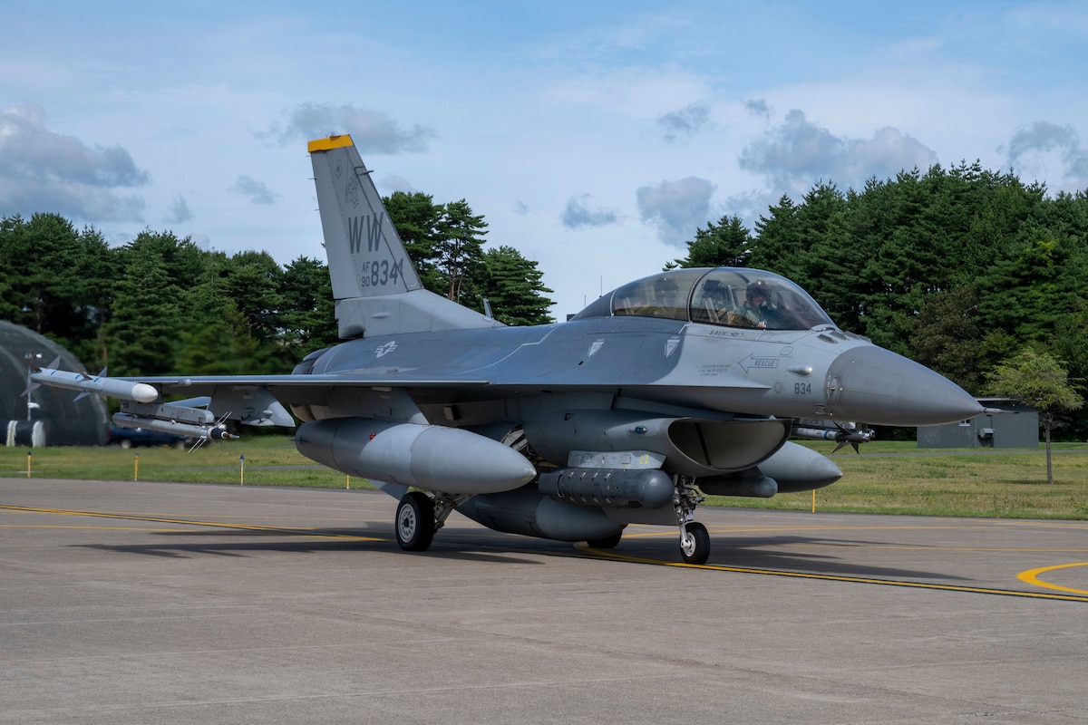 U.S. Air Force Col. Paul Davidson, 35th Fighter Wing commander, and Japan Air Self-Defense Force Maj. Gen. Teruaki Fujita, 3rd Air Wing commander, taxi for an orientation flight in an F-16D Fighting Falcon at Misawa Air Base, Japan, Aug. 28, 2025.