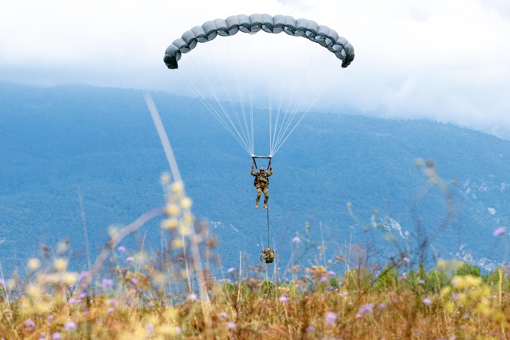 Pararescueman landing