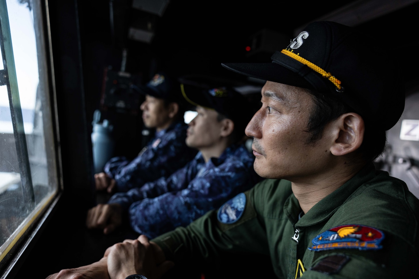 Japan Maritime Self-Defense Force (JMSDF) sailors stand watch in the pilot house of the Arleigh Burke-class guided-missile destroyer USS Higgins (DDG 76) while conducting bilateral operations alongside the JMSDF in the Philippine Sea, Sept. 5.