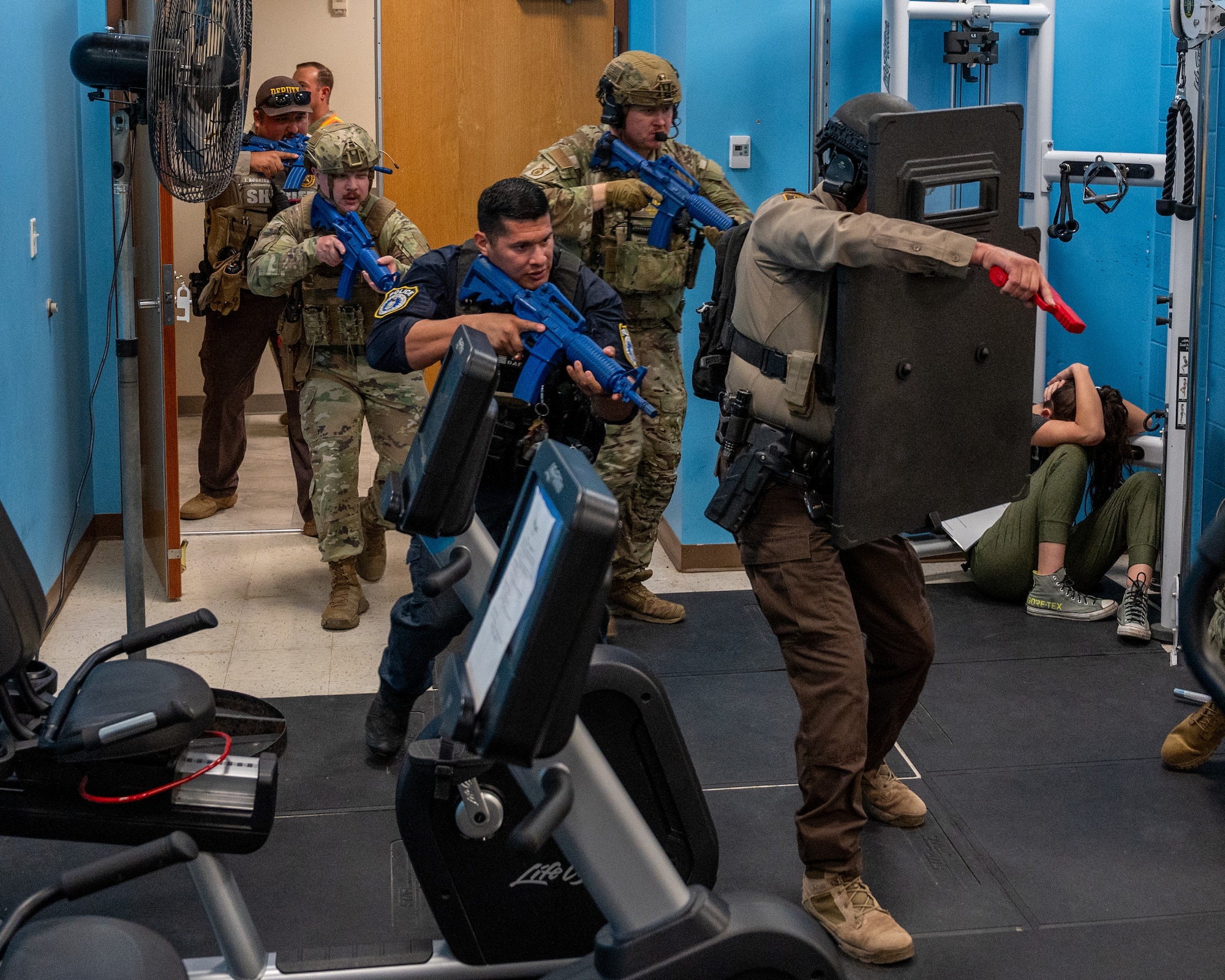 U.S. Air Force Security Forces and Val Verde Sheriff office breach a door after hostage negotiations fell apart during an exercise at Laughlin Air Force Base, Texas, Sept. 4, 2025. Security Forces personnel moved into the hostage room after shots were fired once negotiating failed. (U.S. Air Force photo by Staff Sgt. Nicholas Larsen)