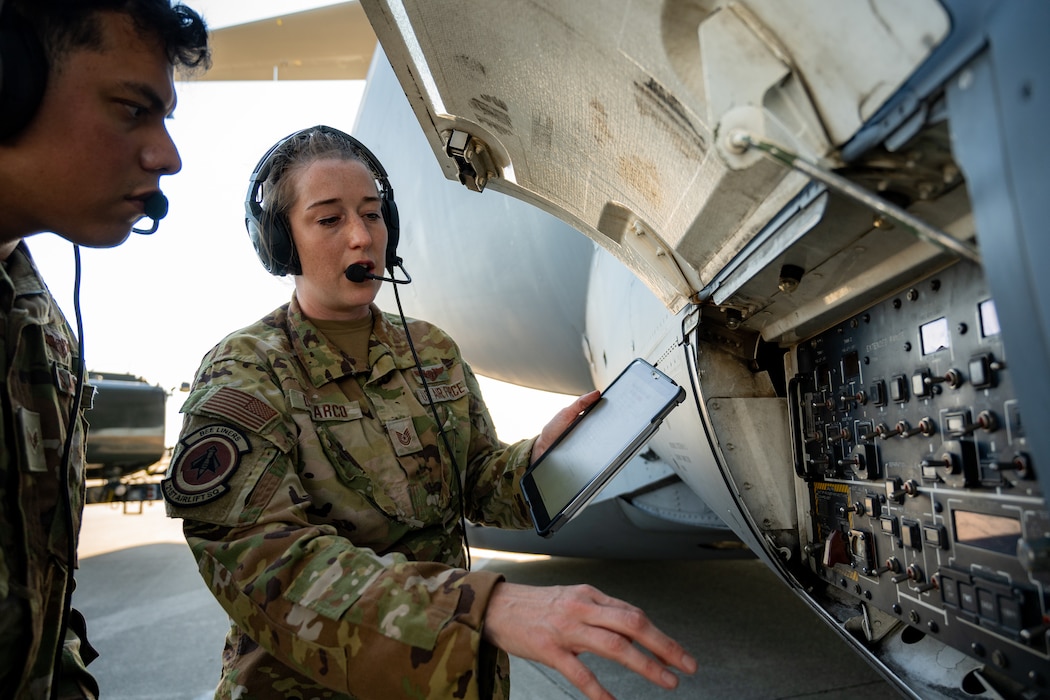 Airmen train on refueling a C-17