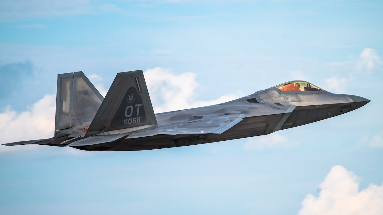 F-22 flying