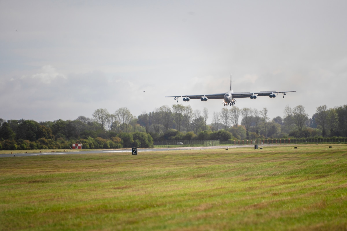 A B-52 Stratofortress comes in for a landing