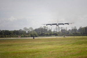 A B-52 Stratofortress comes in for a landing