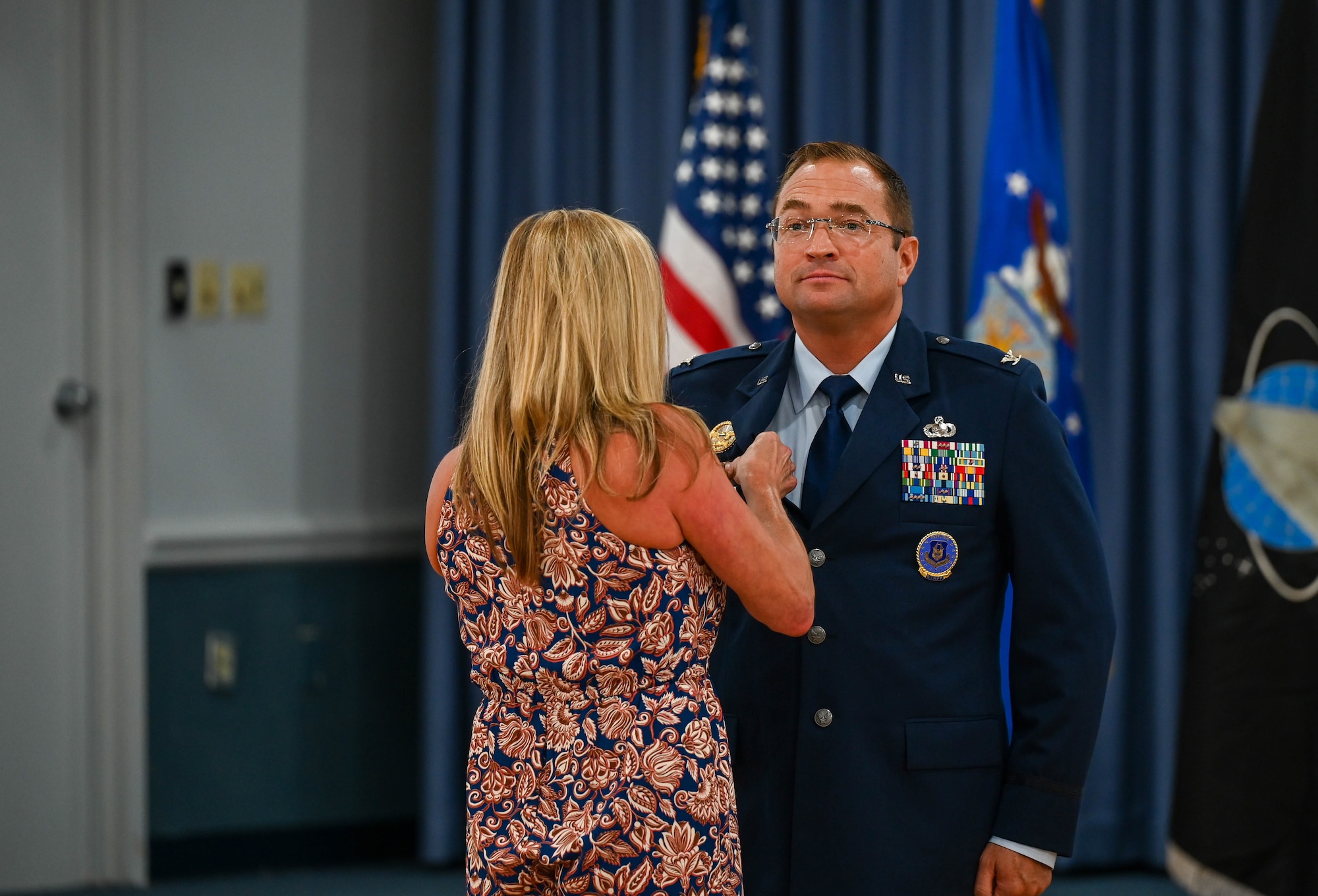 Sondra Fellows pins the Air Force Commander Insignia upon Col. Sean “Metro” Fellows during 367th Recruiting Group assumption of command ceremony at Robins Air Force Base, Georgia, August 22, 2025. (U.S. Air Force photo by Isaac Jones)