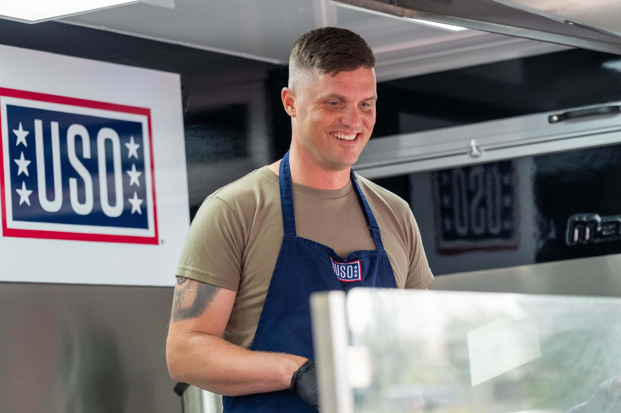 A USO volunteer prepares food
