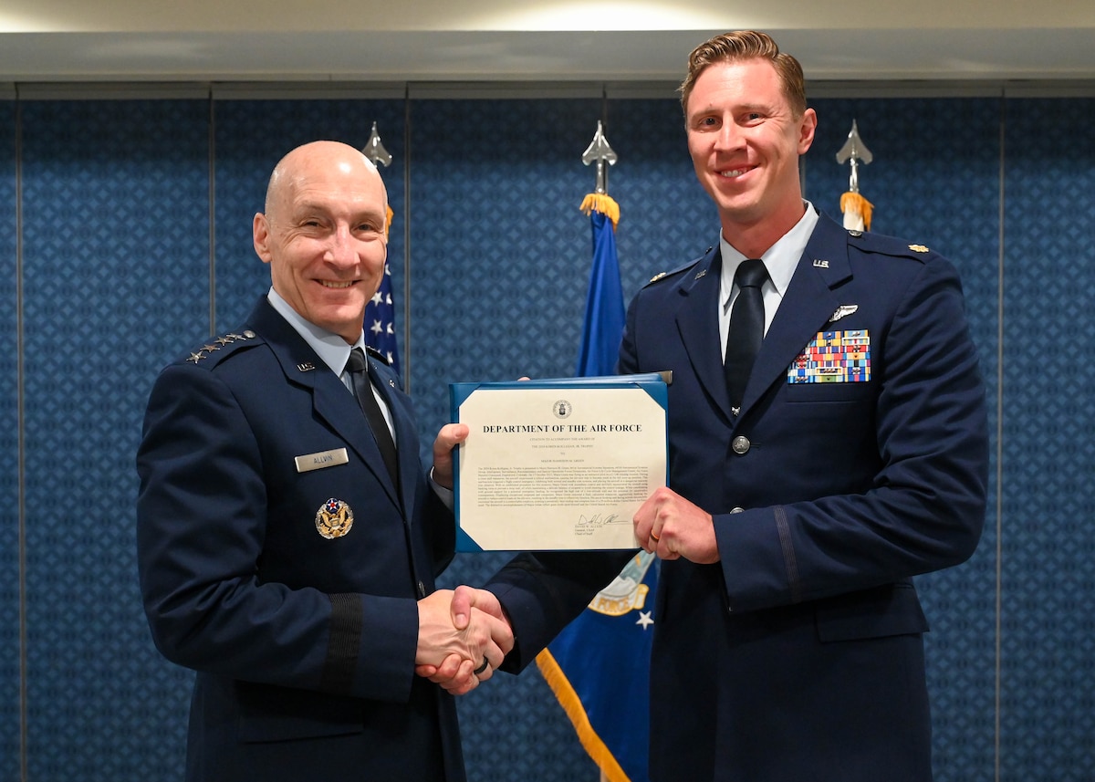 Gem. Allvin shakes Maj. Green's hand