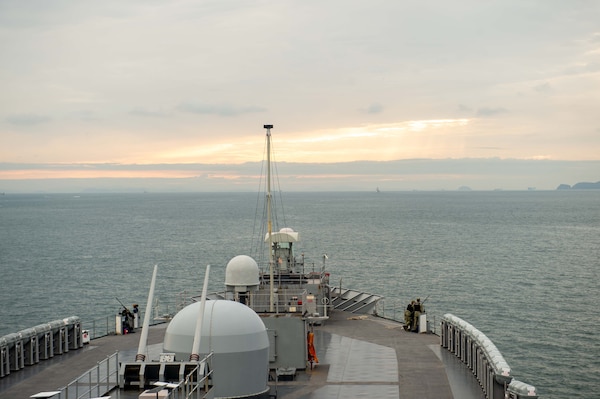 U.S. 7th Fleet flagship USS Blue Ridge (LCC 19) arrives in Pyeongtaek, South Korea, Sept. 18, 2025.