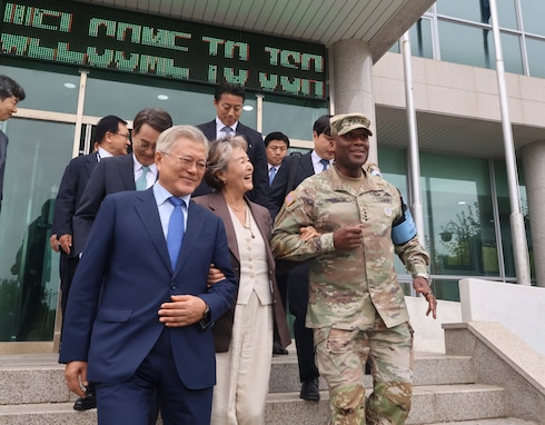 Former President Moon visits the JSA