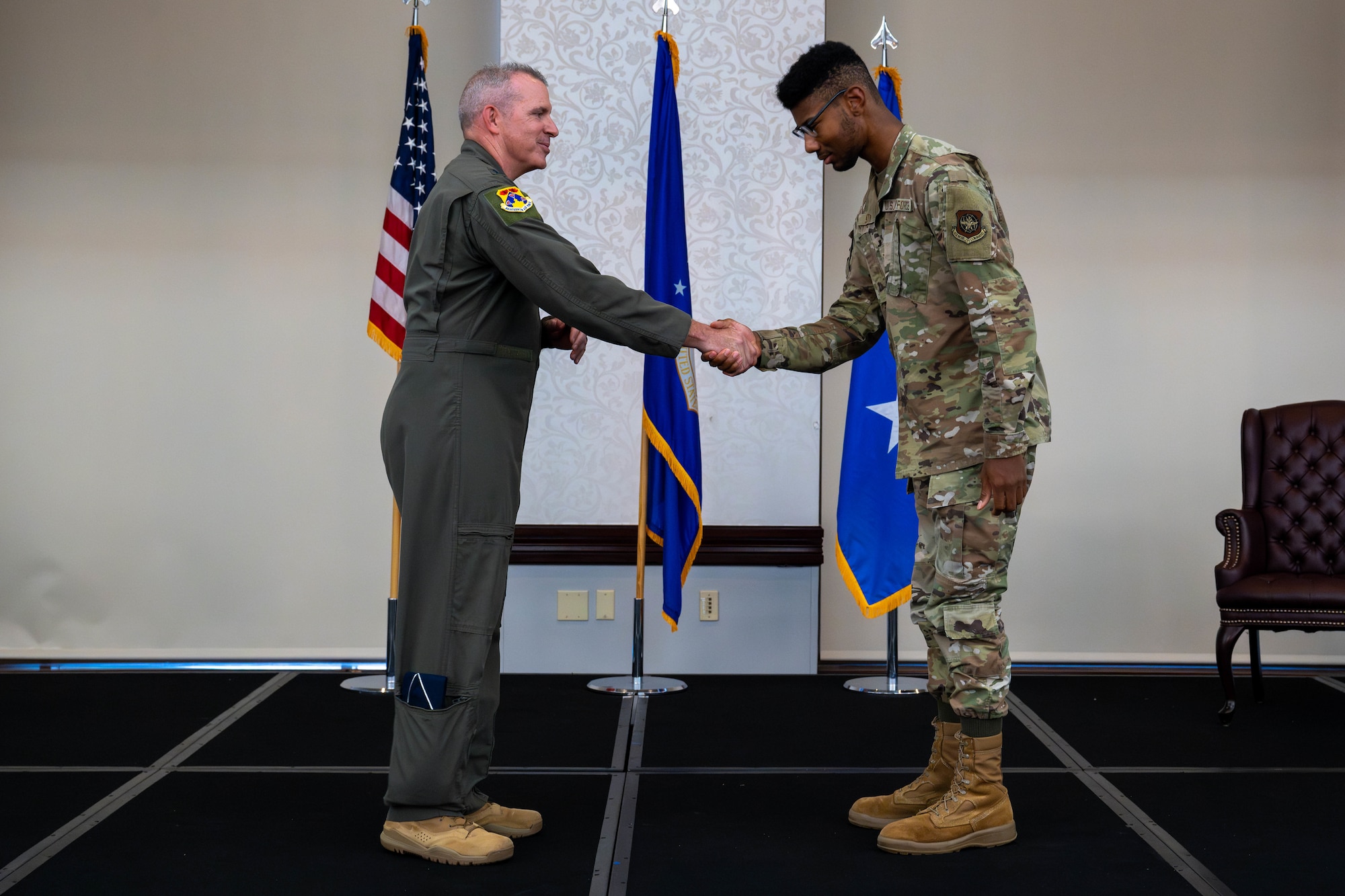 General and Airman shake hands