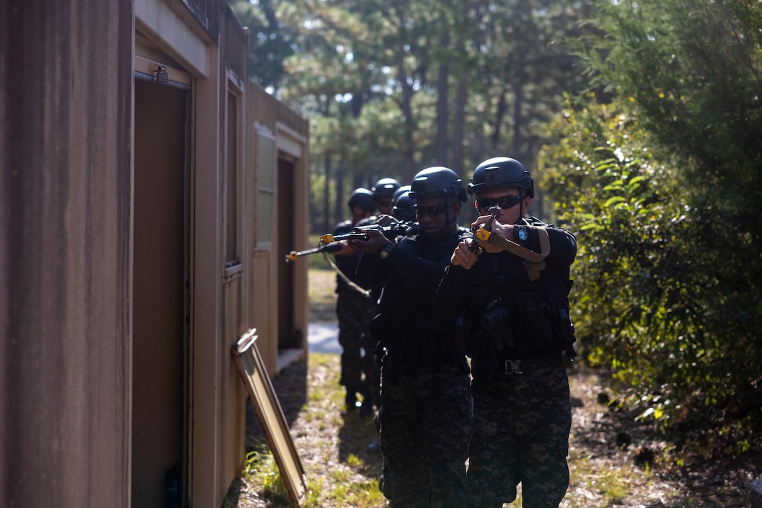 Marines with 1er Batallón de Infantería de Marina (Honduras 1st Marine Infantry Battalion) practice urban operations training during exercise UNITAS 2025 at Marine Corps Base Camp Lejeune, North Carolina, Sept. 19, 2025. UNITAS, which is Latin for “unity,” was conceived in 1959 and has taken place annually since first conducted in 1960. This year marks the 66th iteration of the world’s longest running annual multinational maritime exercise. (U.S. Marine Corps photo by Lance Cpl. Payton Goodrich)
