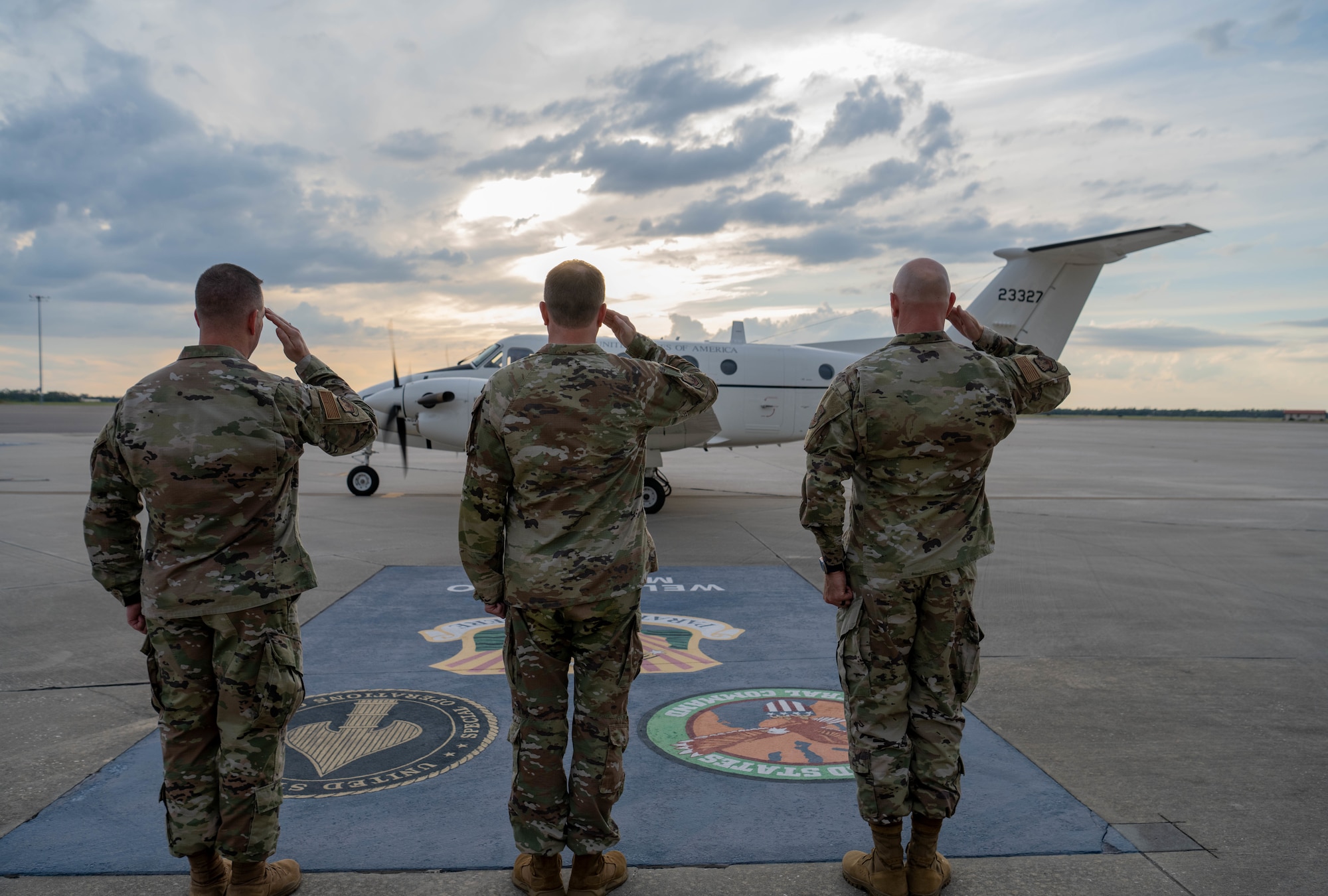 Senior leaders assigned to the 6th Air Refueling Wing salute the arrival of U.S. Air Force Maj. Gen. Darren Cole, 21st Air Force and U.S. Air Force Expeditionary Center commander, and Chief Master Sgt. Dennis Fuselier, 21st Air Force and U.S. Air Force Expeditionary Center command chief, at MacDill Air Force Base, Florida, Sept. 16, 2025. The 21st AF and USAF EC command team connected with mobility Airmen to gain deeper insight on 6th ARW operations and how they employ air mobility capabilities to meet Joint Force movement, maneuver and sustainment requirements around the globe. (U.S. Air Force photo by Staff Sgt. Christopher Tam)