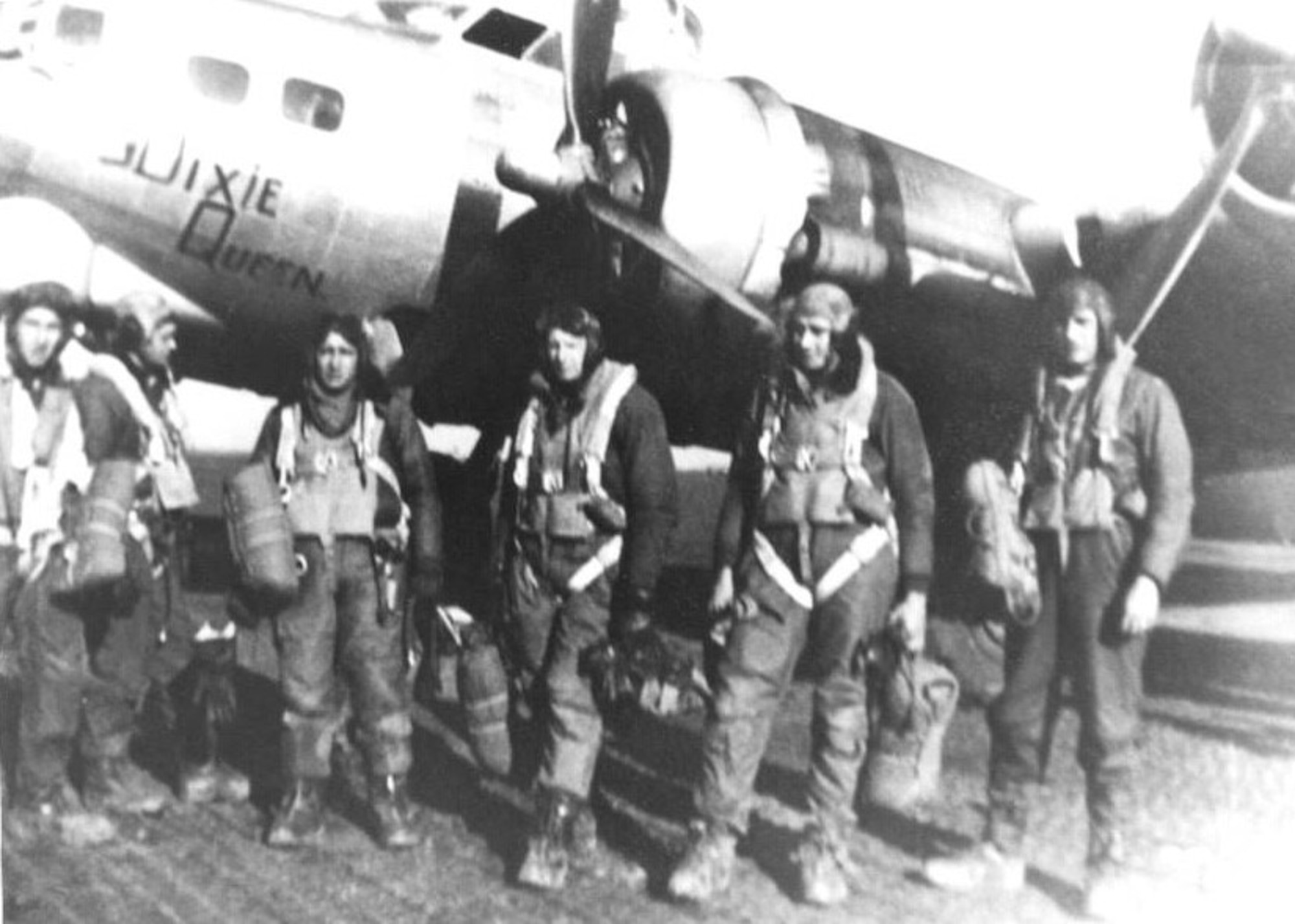 An aircrew poses in front of a Boeing B-17G.