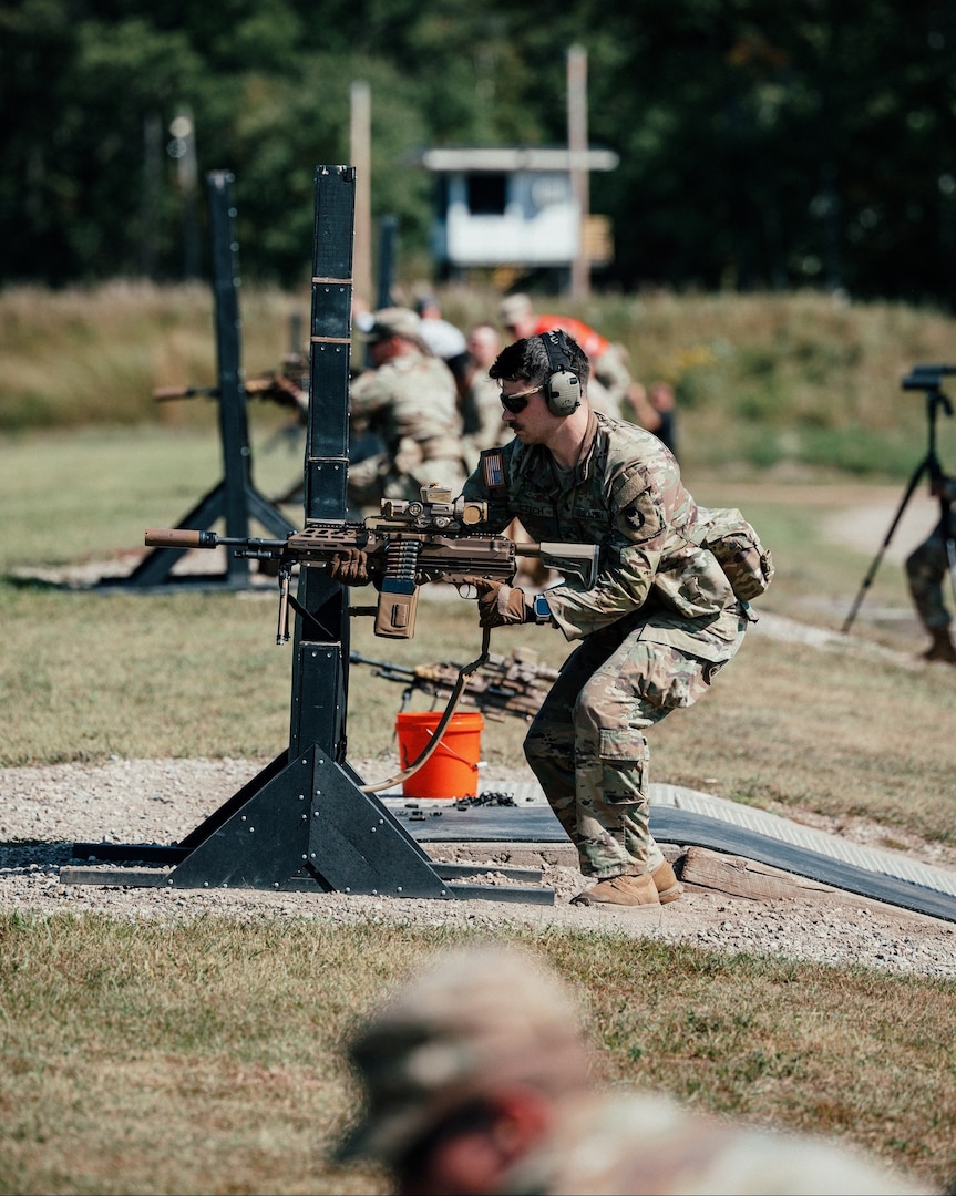 A Soldier with the Minnesota National Guard’s 34th Infantry Division prepares to fire the M250 automatic rifle during a New Equipment Training fielding at Camp Ripley, Minn., September 16, 2025.