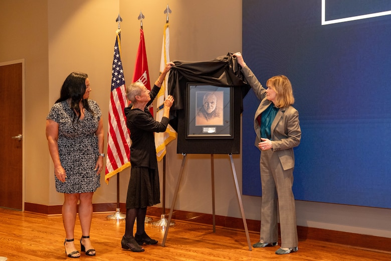 ERDC Director Dr. Beth Fleming and Dr. Stephens’ family unveil his one-of-a-kind portrait. For each WES Gallery inductee, a photo is taken and added to the Gallery wall to commemorate their ERDC career. Stephens’s WES Gallery inductee photo is unique, as it is a pencil drawing of one of his final photos by Randy Kleinman, a former DAAC colleague.