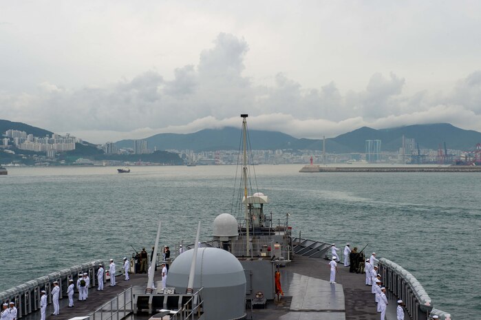 U.S. 7th Fleet flagship USS Blue Ridge (LCC 19) arrives in Busan, South Korea, Sept. 25, 2025.