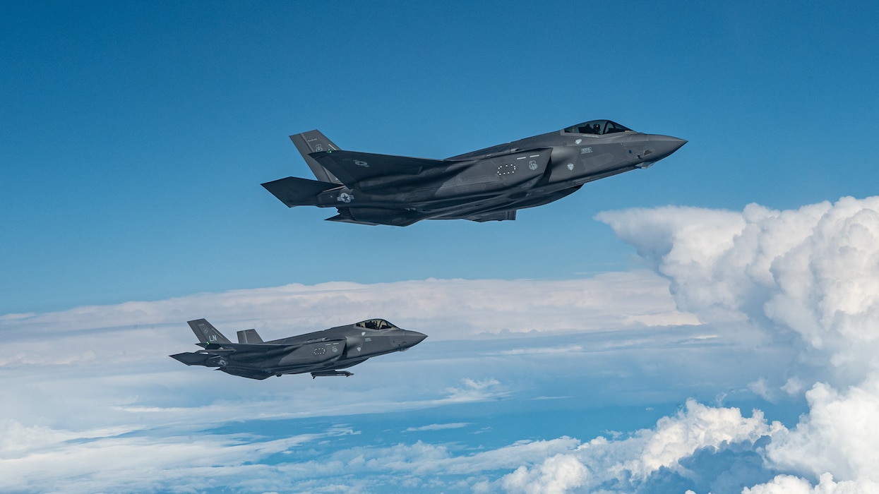 F-35s flying
