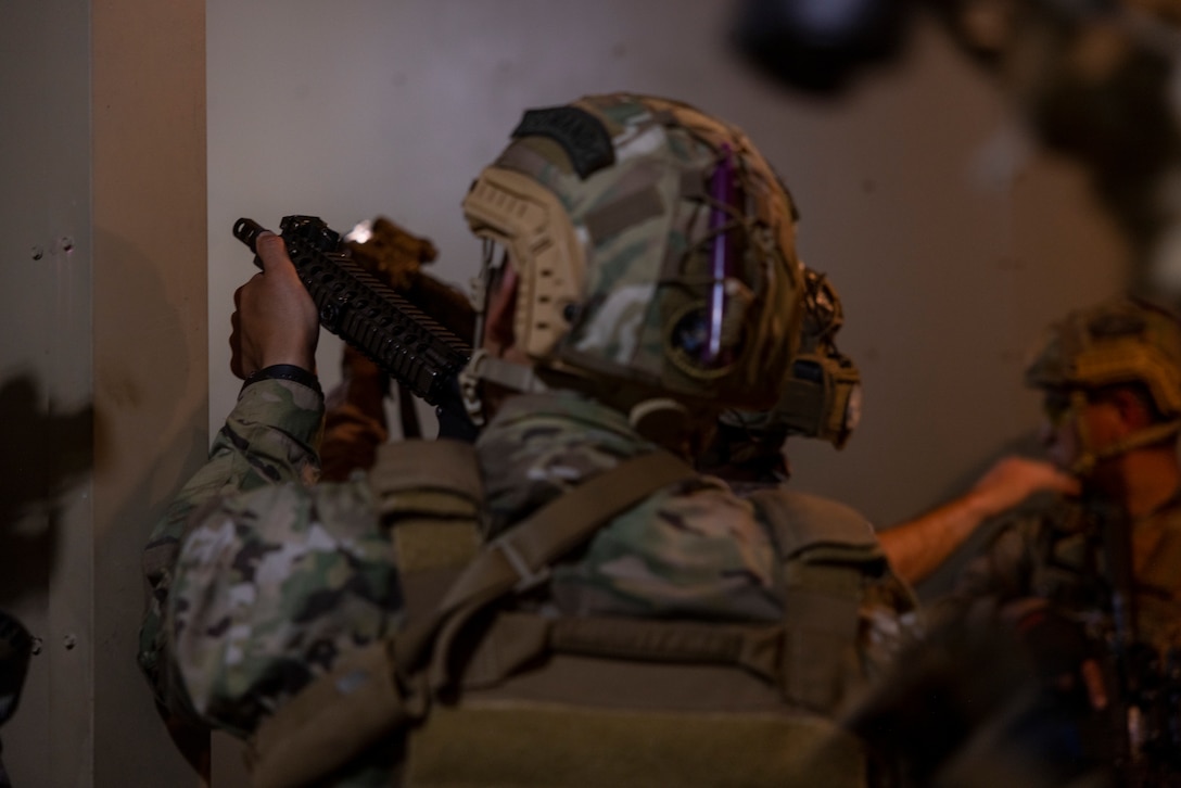 A marine with Infantería de Marina de la Armada de la República Argentina (Argentine marines), holds security on a stairwell while participating in a nighttime raid during exercise UNITAS 2025 Marine Corps Base Camp Lejeune, North Carolina, Sept. 23, 2025. UNITAS, which is Latin for “unity,” was conceived in 1959 and has taken place annually since first conducted in 1960. This year marks the 66th iteration of the world’s longest running annual multinational maritime exercise. (U.S. Marine Corps photo by Lance Cpl. Payton Goodrich)