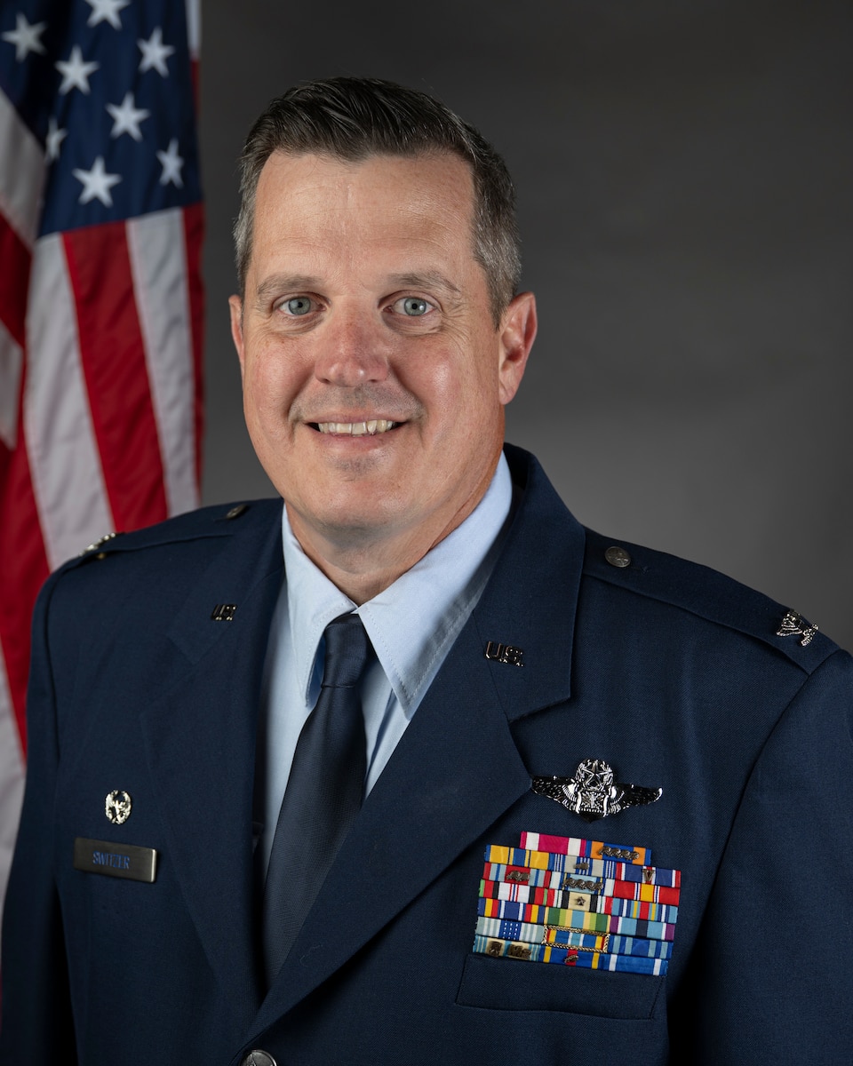 Official Photo of Col. Richard Switzer.