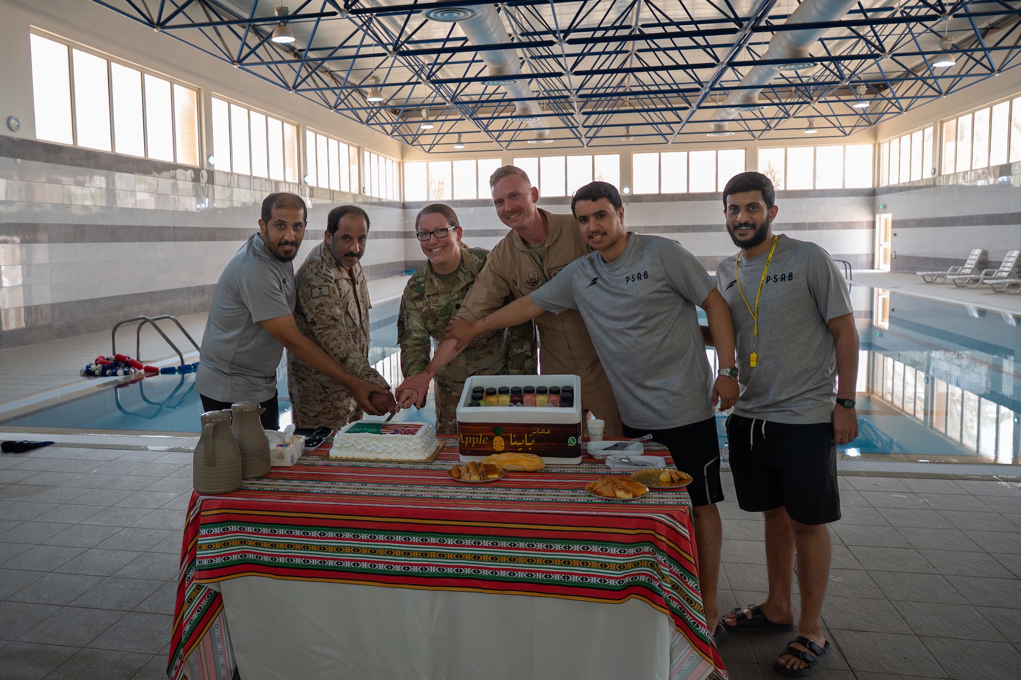 USAF and RSAF cut a cake