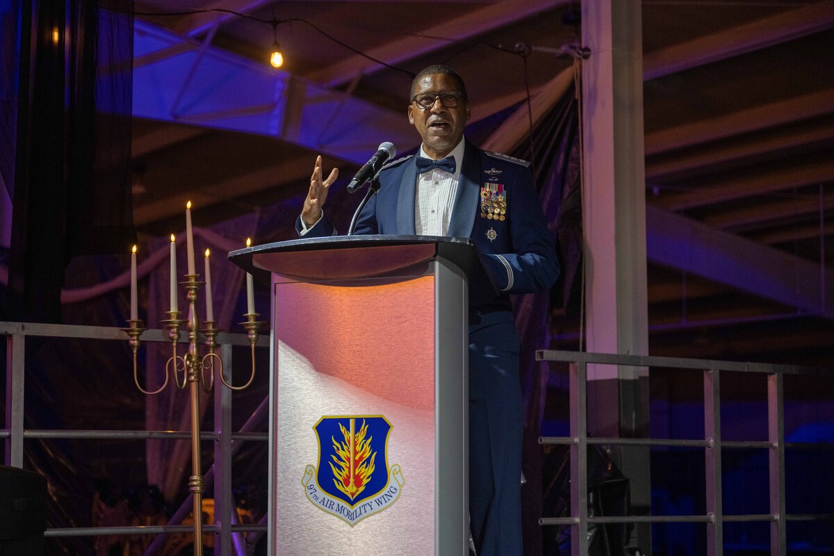 Altus hosts Transportation Command Commander > Altus Air Force