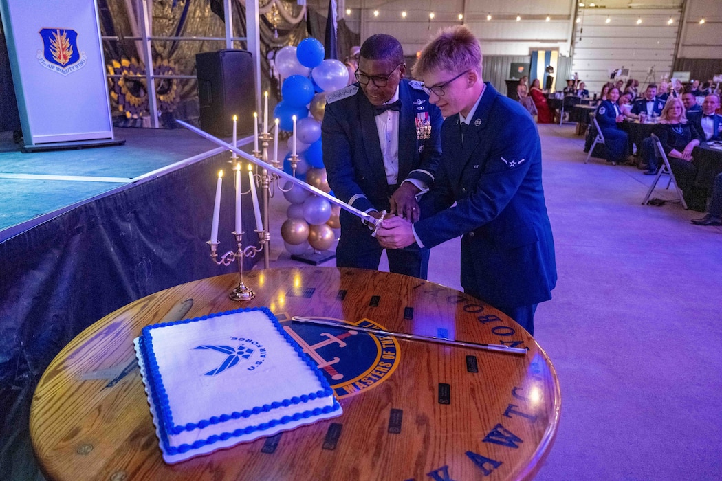 people cut cake