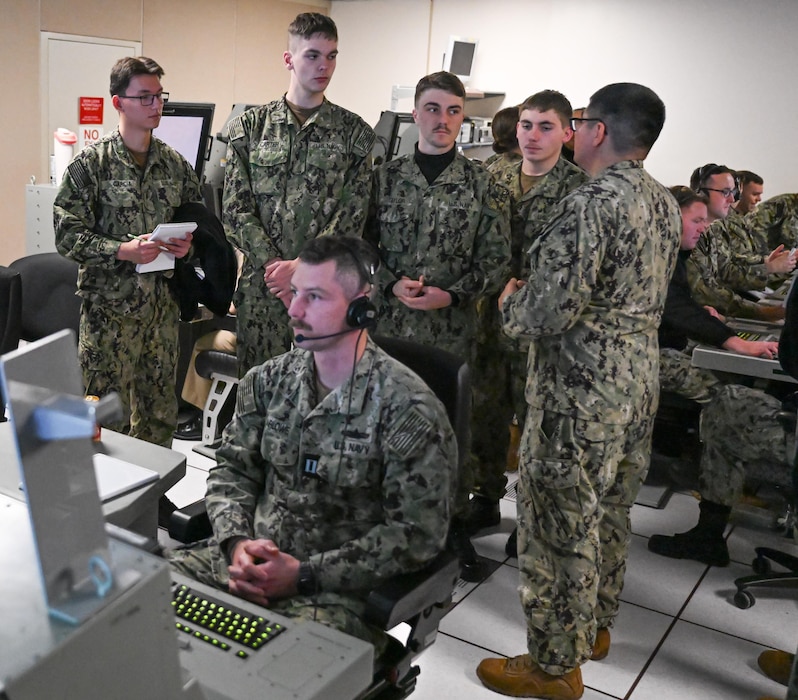 DAHLGREN, Va. (Nov. 20, 2025) Fire Controlman (Aegis) “A” School pilot students observe an officer baseline 7 training scenario that includes a combination of prospective commanding officer, prospective executive officer, combat systems officer, and warfare coordinator training at Surface Combat Systems Training Command AEGIS Training and Readiness Center onboard Naval Support Facility Dahlgren, Virginia, Nov. 20. (U.S. Navy photo by Michael Bova)