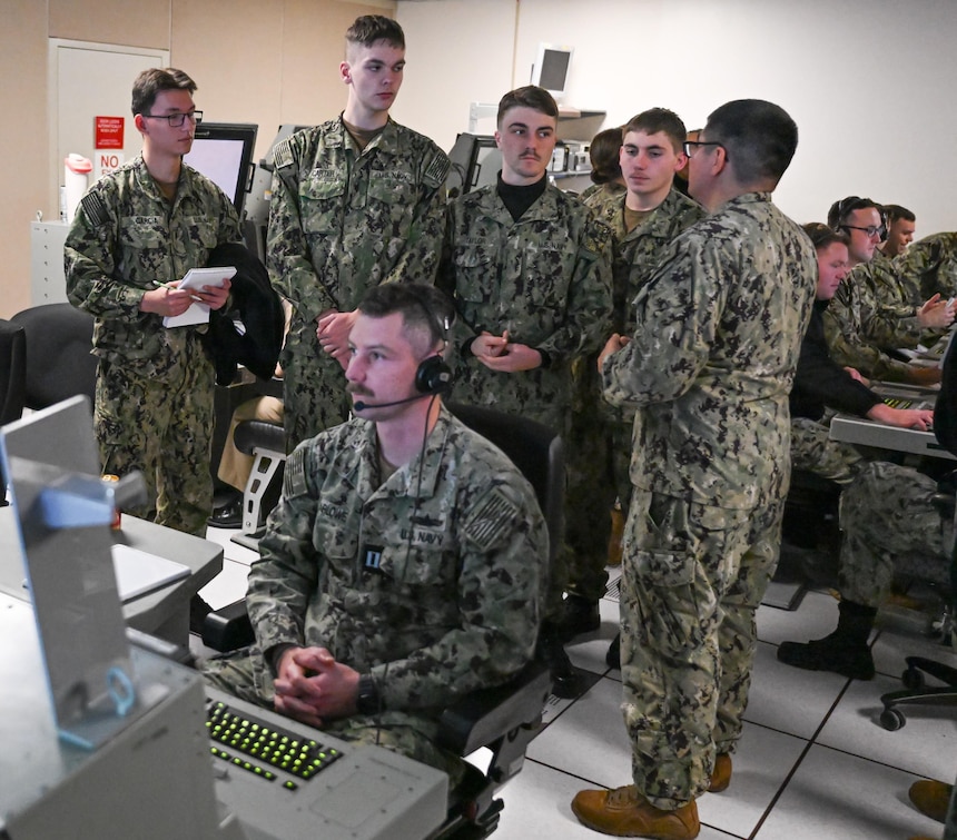 DAHLGREN, Va. (Nov. 20, 2025) Fire Controlman (Aegis) “A” School pilot students observe an officer baseline 7 training scenario that includes a combination of prospective commanding officer, prospective executive officer, combat systems officer, and warfare coordinator training at Surface Combat Systems Training Command AEGIS Training and Readiness Center onboard Naval Support Facility Dahlgren, Virginia, Nov. 20. (U.S. Navy photo by Michael Bova)