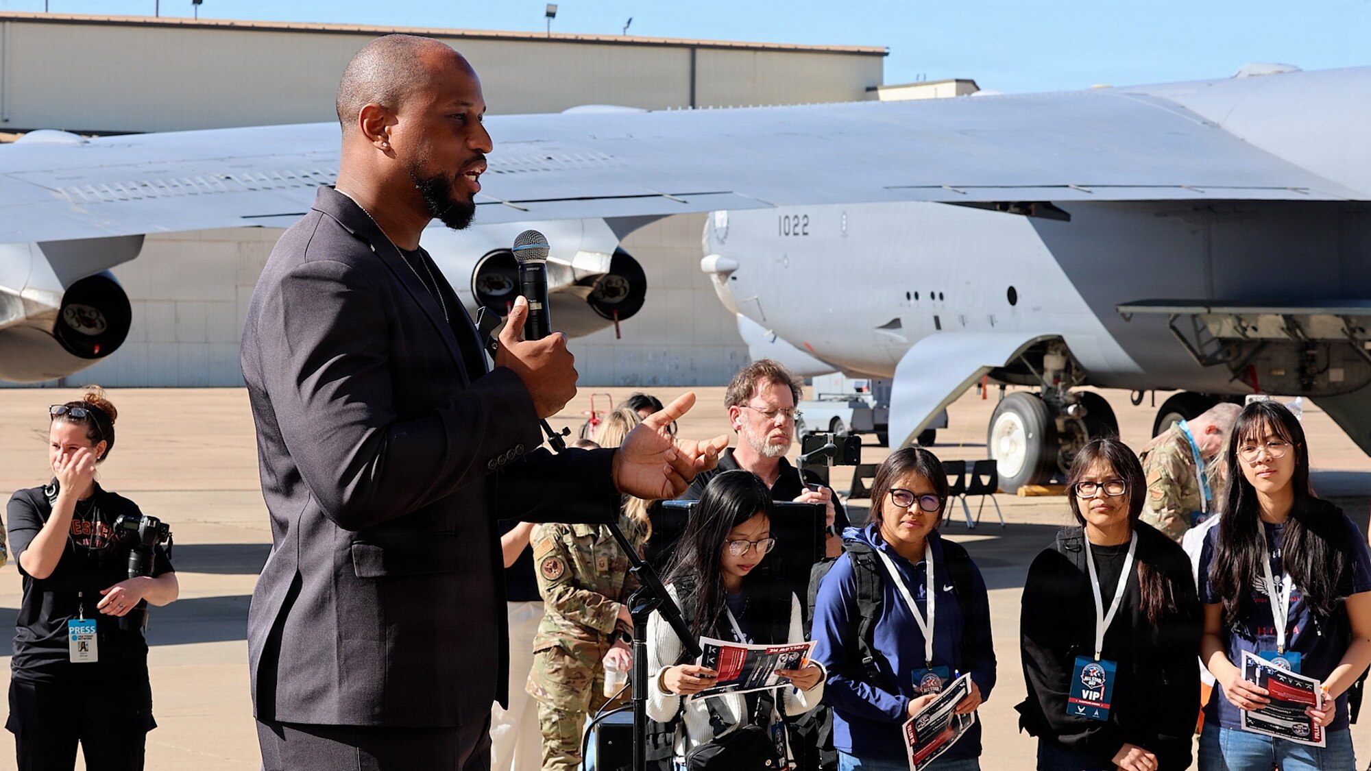 NFL star DJ Campbell welcomes high school students to All-Star Leadership Day at Sheppard Air Force Base