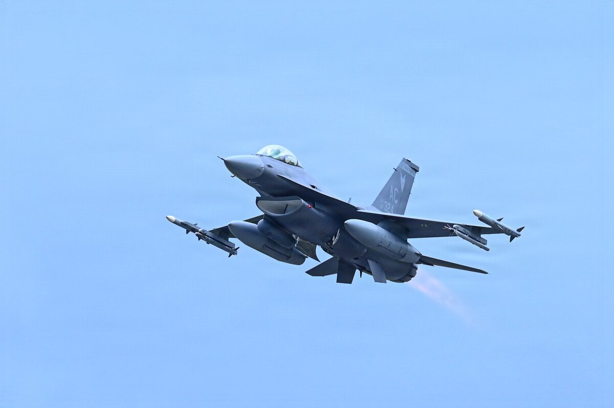 新品 USAF OKINAWA 空軍 プラック嘉手納①点41STairborne Takeoff to touchdown > Kadena Air Base > Article Display