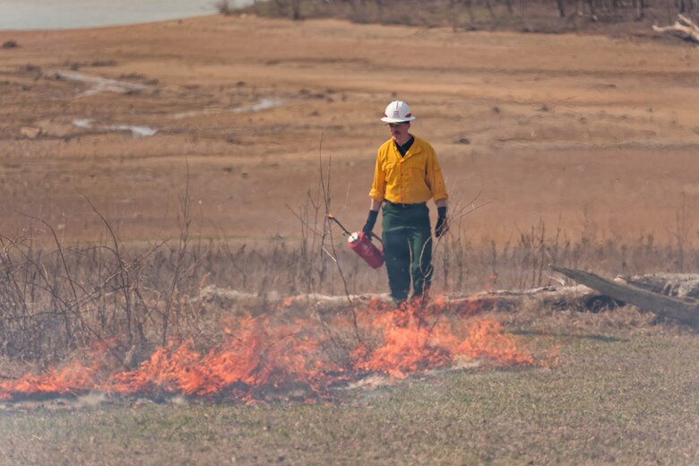 Louisville District Wildland Fire Program Manager Chris DeSmit, acting as burn leader, conducts a prescribed burn, March 25, 2026 at Barren River Lake in Glasgow, Ky. USACE crews conduct controlled burns during the dormant season to systematically reduce accumulated vegetation and restore native plant life across district lake projects.