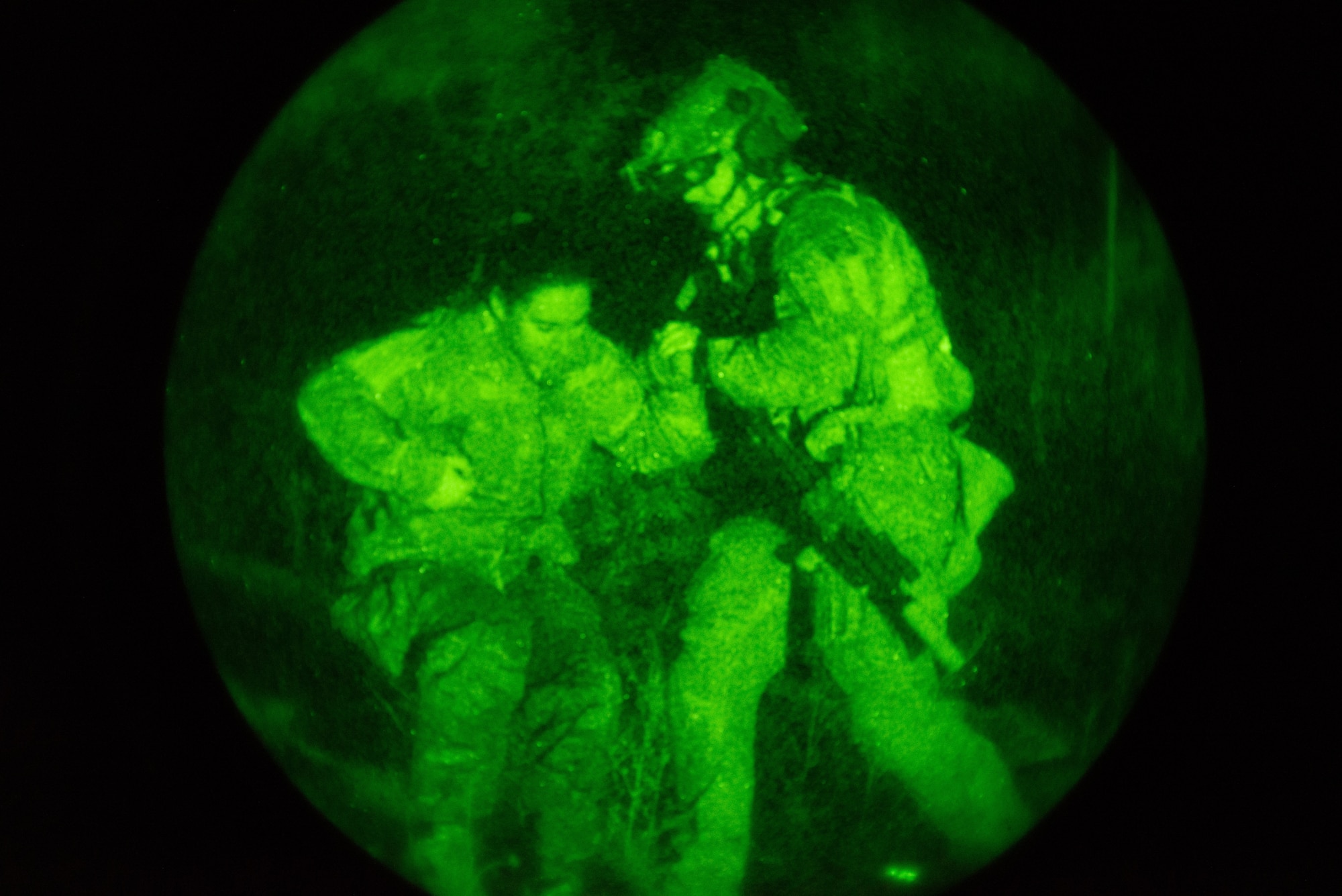 A U.S. Air Force Pararescueman assigned to the 68th Rescue Squadron assists a simulated casualty during an exercise at Davis-Monthan Air Force Base, Arizona, April 3, 2026. The training scenario simulated a mass-casualty event to test the Pararescuemen’s rescue and response capabilities. (U.S. Air Force photo by Airman 1st Class Jaden Kidd)