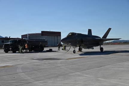 Members of the 173rd Fighter Wing practice hot pit procedures on the F-35 Lightning II with pilots from the 56th Fighter Wing out of Tucson, Arizona, April 3, 2026, at Kingsley Field, Oregon.