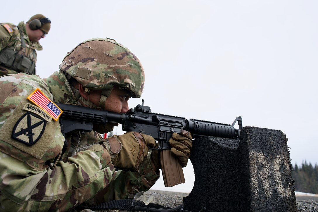 910th Engineer Support Company sharpens marksmanship skills