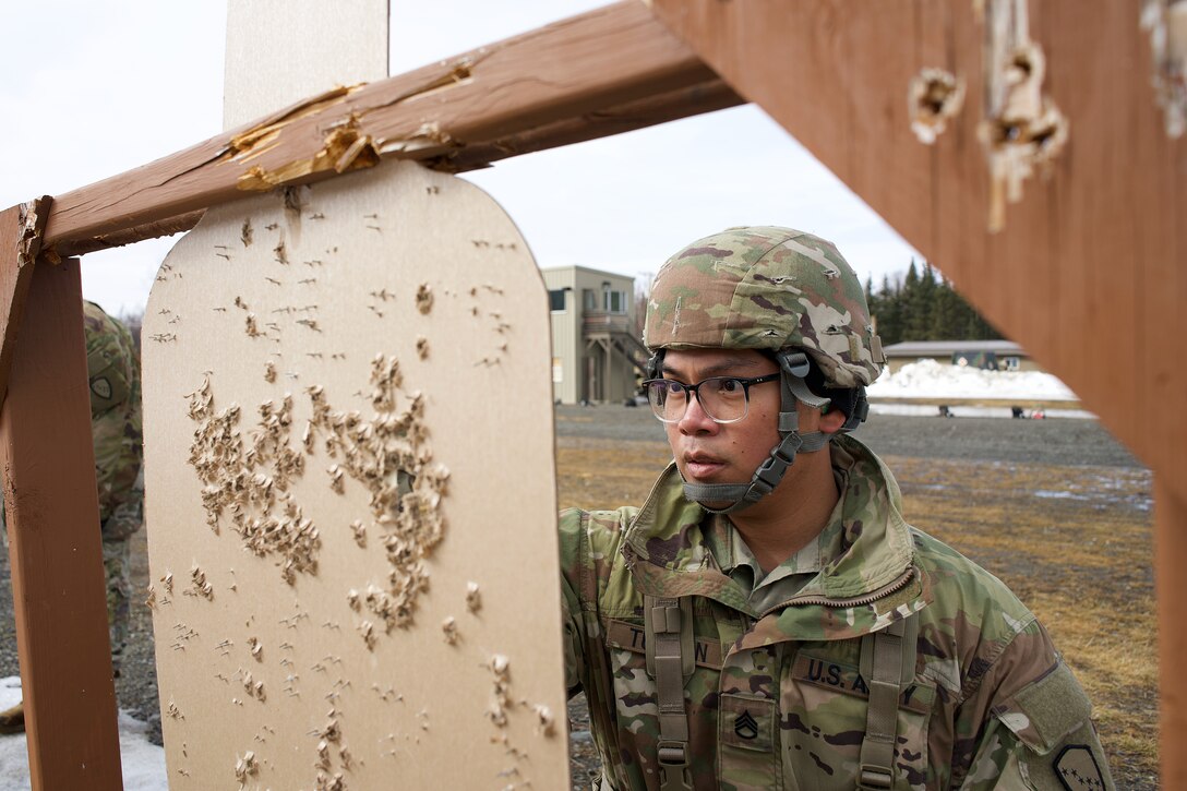 910th Engineer Support Company sharpens marksmanship skills