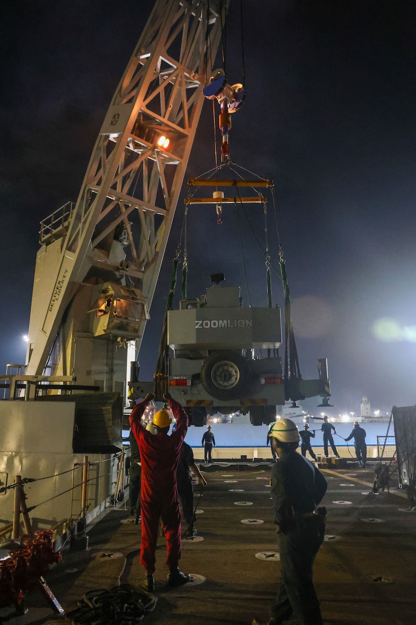 Sailors assigned to Whidbey Island-class dock landing ship USS Ashland (LSD 48) use the ship’s 60-ton crane to lower a crane from the Philippine Navy 3rd Naval Combat Engineer Battalion onto the flight deck of Ashland as part of multilateral Maritime Cooperative Activity (MCA) with the Armed Forces of the Philippines and Royal Australian Navy in Manila, Philippines, April 9, 2026.