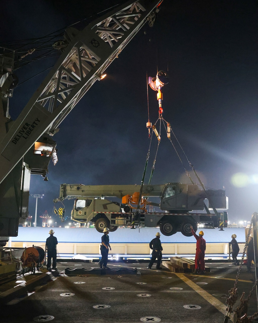 Sailors assigned to Whidbey Island-class dock landing ship USS Ashland (LSD 48) uses the ship’s 60-ton crane to lift a crane from the Philippine Navy 3rd Naval Combat Engineer Battalion onto Ashland as part of multilateral Maritime Cooperative Activity (MCA) with the Armed Forces of the Philippines and Royal Australian Navy in Manila, Philippines, April 9, 2026.
