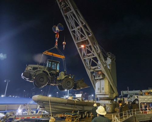 Sailors assigned to Whidbey Island-class dock landing ship USS Ashland (LSD 48) uses the ship’s 60-ton crane to lift an excavator from the Philippine Navy 3rd Naval Combat Engineer Battalion onto Ashland as part of multilateral Maritime Cooperative Activity (MCA) with the Armed Forces of the Philippines and Royal Australian Navy in Manila, Philippines, April 9, 2026. The U.S. Navy routinely operates with the Armed Forces of the Philippines and partners and allies through MCAs to continually develop, exercise and enhance multi-domain tactical interoperability to uphold peace and security in the region. (U.S. Navy photo by Mass Communication Specialist 1st Class John B. Hetherington)