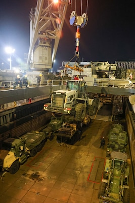 Sailors assigned to Whidbey Island-class dock landing ship USS Ashland (LSD 48) uses the ship’s 60-ton crane to lower an excavator from the Philippine Navy 3rd Naval Combat Engineer Battalion into the well deck as part of multilateral Maritime Cooperative Activity (MCA) with the Armed Forces of the Philippines and Royal Australian Navy in Manila, Philippines, April 9, 2026.