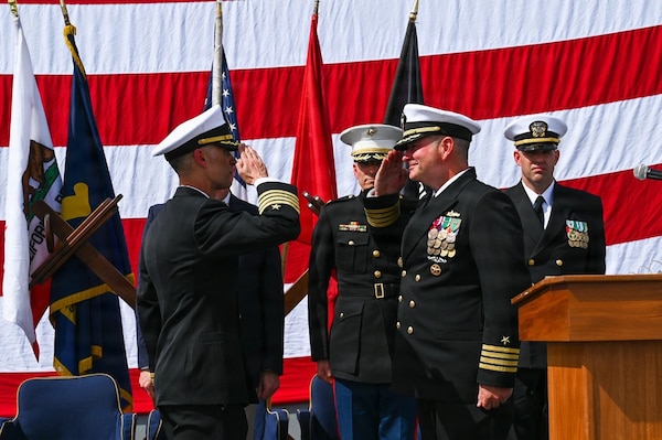 USS Anchorage conducts change of command ceremony