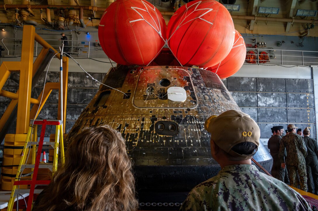 USS Constellation 記念メダル 実船素材使用 1955 260411-N-WN039-1238